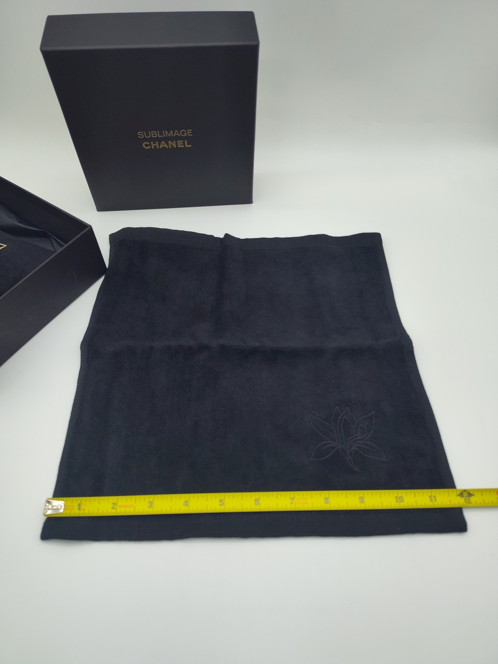 CHANEL SUBLIMAGE Skincare VIP Gift Set 3 Embroidered Black Towels Box NIB - Picture 8 of 9